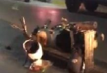 Chocan en tétrica y oscura carretera dejando solo daños materiales