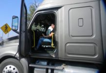 Transportistas adecuan instalaciones y camiones para mujeres conductoras