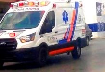 Unidad médica auxilia a persona que sufrió lesiones tras ser atropellada por unidad