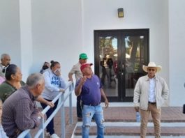 Colonos de predios irregulares se manifiestan afuera de presidencia municipal