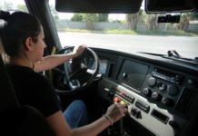 Izamar ama los tráileres de carga y sueña con ser transfer; le llaman “Lola la Trailera”