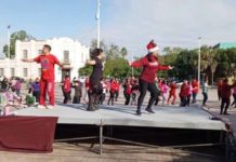 Bailan y contribuyen en Zumbatón Navideño