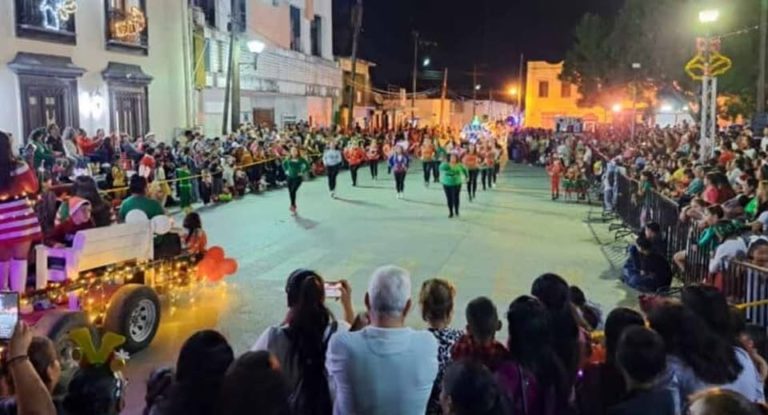Desfile Navideño “Transformando la Navidad” llena de magia y alegría las calles de San Fernando