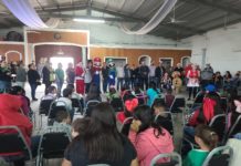 Casandra de los Santos lleva posada navideña a ejido Sana Apolonia