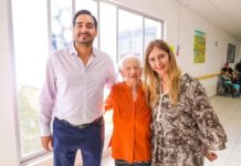 Felices abuelitos celebran Navidad Imparable con Carlos Peña Ortiz