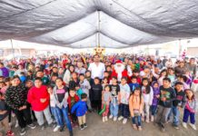 Comparten niños de la colonia Ernesto Zedillo Posada Navideña con Carlos Peña Ortiz