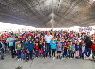Gozaron en fraccionamiento Miravalle una Navidad Imparable con Carlos Peña Ortiz