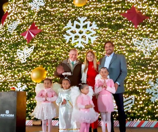 Alcalde Carlos Peña Ortiz, enciende mega pino de navidad en Reynosa