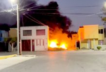 Bomberos acuden a sofocar incendio en predio baldío