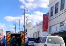 Bomberos sofocan incendio en una camioneta en la zona Centro