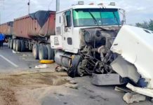 Chocan tráileres en carretera Monterrey dejando cuantiosos daños materiales