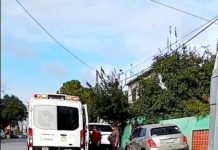 Chocan unidades en concurrida colonia popular dejando daños materiales