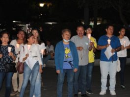 Con velas en mano oran para hacer del aborto algo impensable