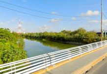 Rescatan a sujeto que al parecer fue aventado a canal de aguas negras