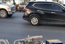 Unidad impacta severamente a motociclista y se da a la fuga