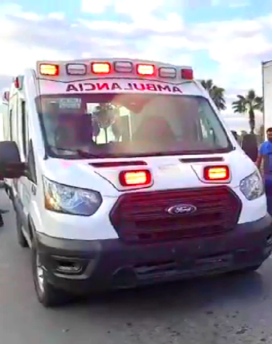 Unidad medica auxilia a persona arrollada en su bicicleta por unidad que huyo