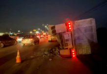 Vuelca pesada unidad en carretera a Monterrey y deja daños materiales