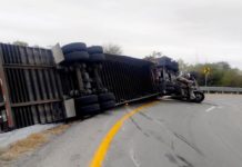 Vuelca tráiler en el temible “Viaducto de la Muerte” dejando daños materiales