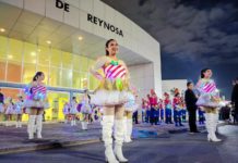 Brilla la Broncos Marching Band en Desfile Navideño 2024