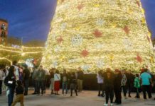 Disfrutan familias ambiente navideño de Reynosa con el Pino Más Alto y Pista de Patinaje