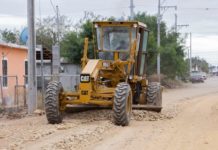 Realizan trabajos de raspado y encalichamiento en calles de la Colonia Bicentenario