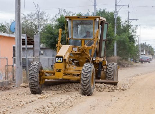 Realizan trabajos de raspado y encalichamiento en calles de la Colonia Bicentenario