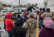 Entregan café, pan y kits invernales a familiares de pacientes en hospitales de Matamoros