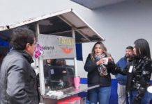 Reparten por frio pan y café caliente entre las personas