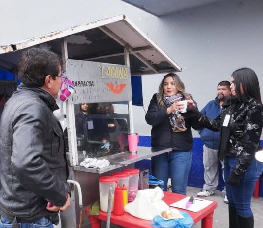 Reparten por frio pan y café caliente entre las personas