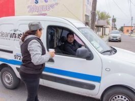 Mitigan frio con champurrado a Camarguenses
