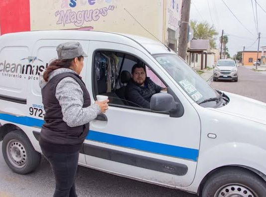 Mitigan frio con champurrado a Camarguenses