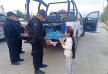 Policíasl obsequian juguetes y dulces a menores de Ciudad Victoria
