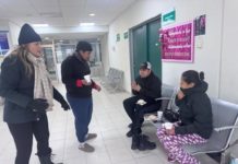 Les dan pan y café caliente a trabajadores para mitigar el frio