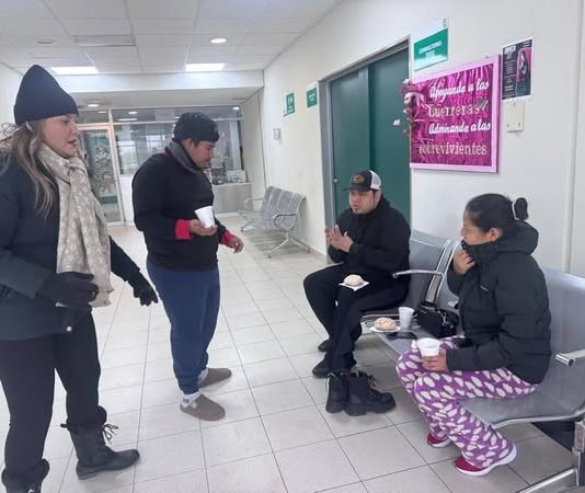 Les dan pan y café caliente a trabajadores para mitigar el frio