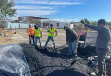 Continúan con labores de bacheo en carretera a Camargo