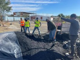 Continúan con labores de bacheo en carretera a Camargo