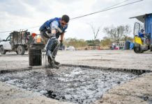 Realizan trabajos de bacheo en la Avenida México