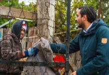 Llevó Carlos Peña Ortiz Becas Municipales, y apoyos para mitigar el frío a familias