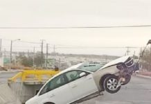 Accidente deja daños y cae unidad a dren de aguas negras