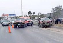 Aparatoso accidente deja cuantiosos daños materiales y caos vial