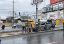 Bomberos sofocan incendio en unidad en el boulevard Hidalgo