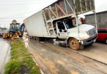Cae camión en zanja realizada por la Comapa en las Cumbres