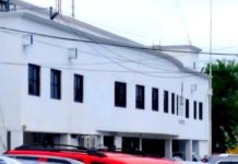 Cumplimentan presunta orden de aprehensión contra un maestro