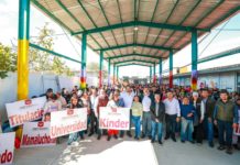 Sigue Carlos Peña Ortiz entregando Becas en colonias de Reynosa