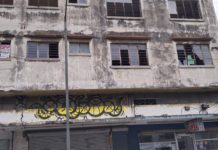 Cae material pétreo de un edificio abandonado