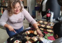 Locatarios comparten rosca con clientes de los Mercados de Tampico