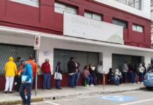 Gran afluencia de contribuyentes en la Oficina Fiscal del Estado en Tampico para el canje de placas 2025