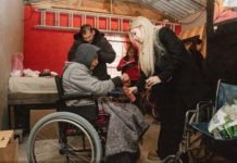 Realizan entrega de sillas de ruedas