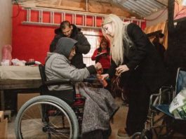 Realizan entrega de sillas de ruedas