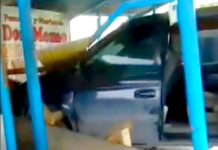 Aparatoso accidente vial con proyección en comercio deja daños materiales